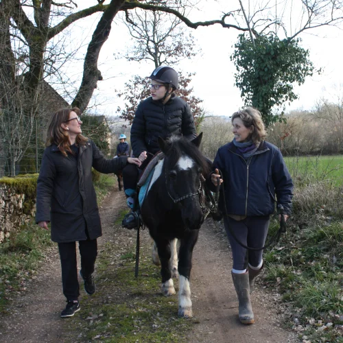 jeune handicapé à cheval accompagné par marie-noëlle gachet