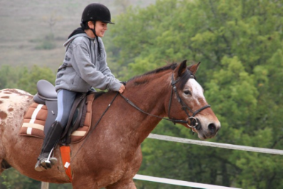 Adolescente à cheval lors d'une reprise