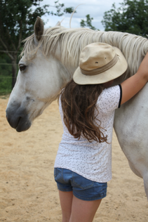 Adolescente embrassant son cheval par l'encolure