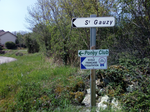Arrivée à Saint-Gauzy (Aveyron - Occitanie) : les panneaux indicateurs, avec celui du poney-club.
